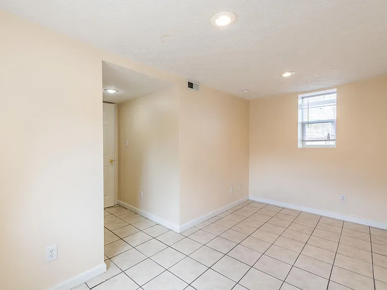 1218 N College — Photo 15
