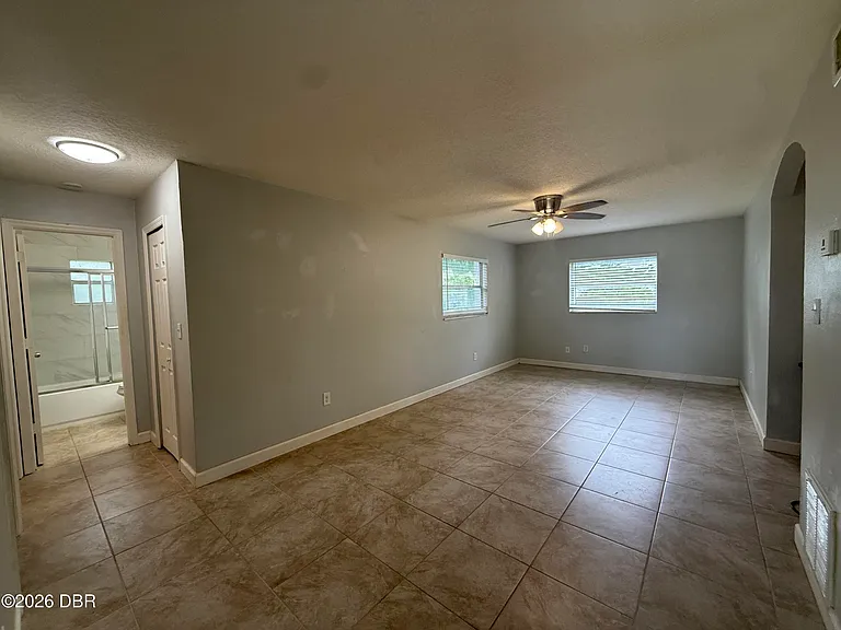 228 E Holly Dr — Photo 2