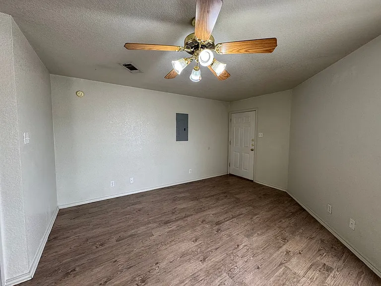 411 E Central TX Expwy — Photo 10