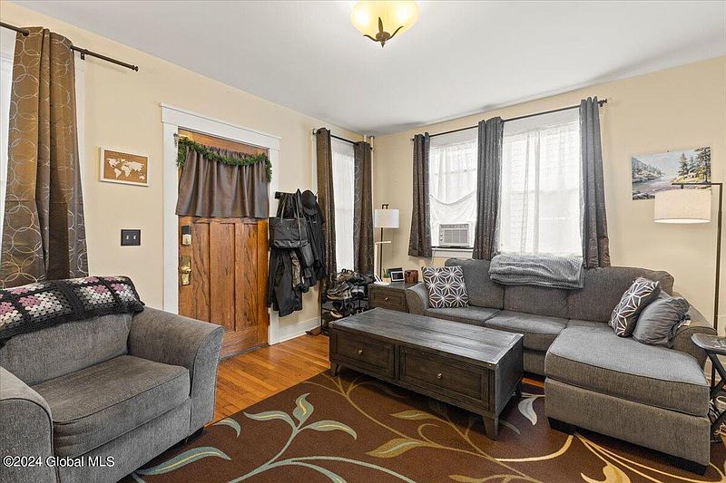 5th image of 6 Forest Avenue