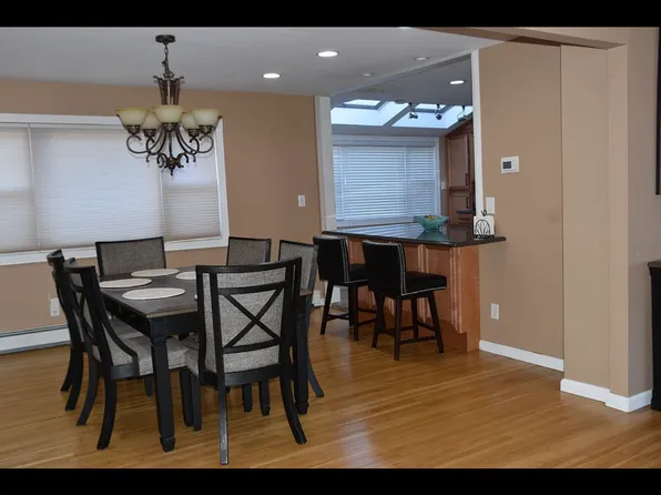 30 S Oaks Blvd, Plainview, NY 11803