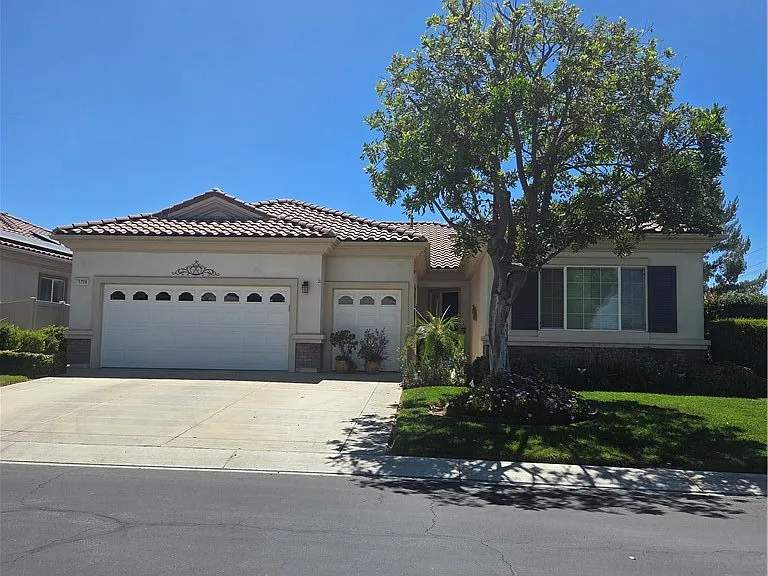 1704 Reyes Ln — Photo 1