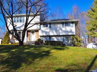 2 Scott Dr, New City, NY