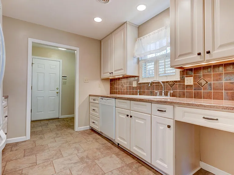 800 Black Rock Cir — Photo 5