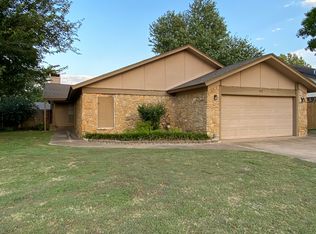 833 N Robinson Ave, Moore, OK 73170