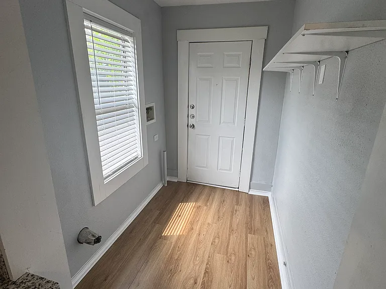 208 E Sterling St — Photo 7