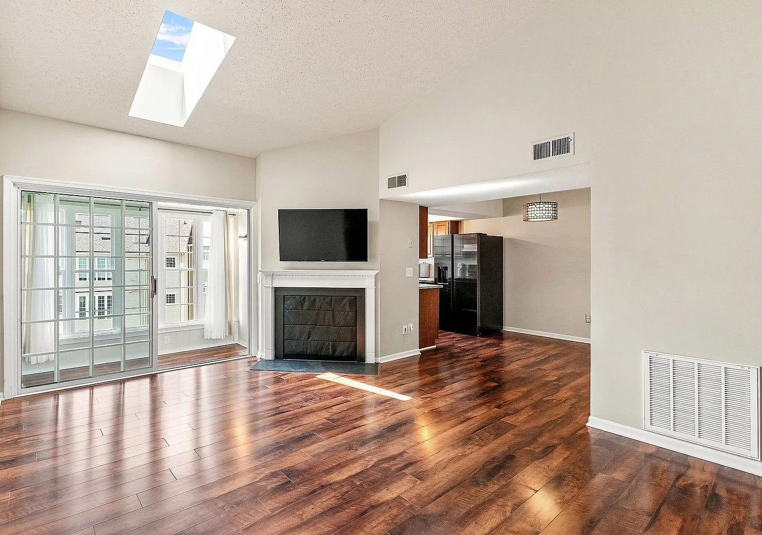 Charming Top-Level 2BR/2BA Condo in the Heart of Leesburg — Photo 2
