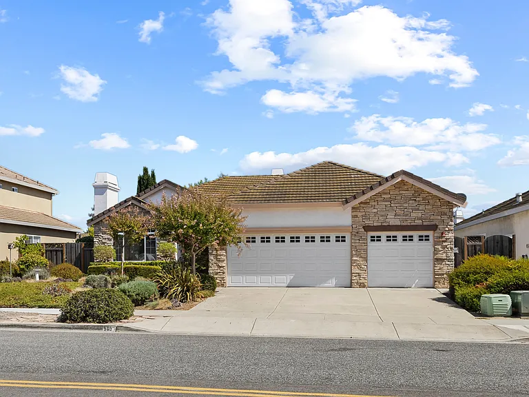 560 Diana Ave — Photo 3