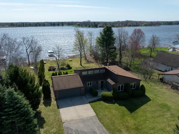 1060 Isabella Vista Dr, Weidman, MI 48893