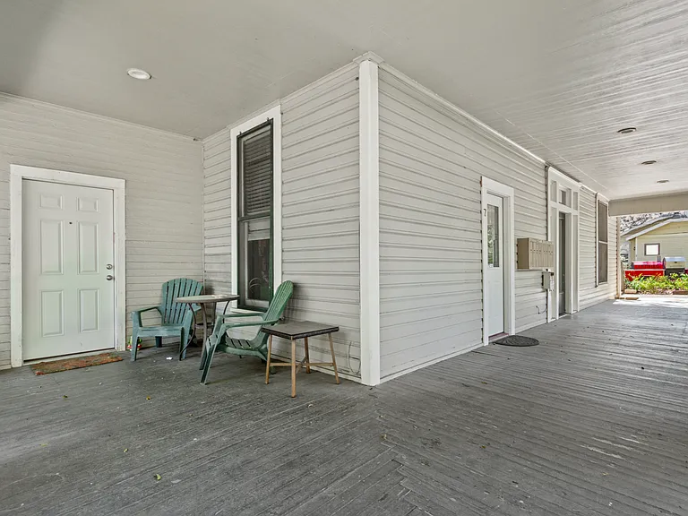 527 W San Antonio St #7 — Photo 3