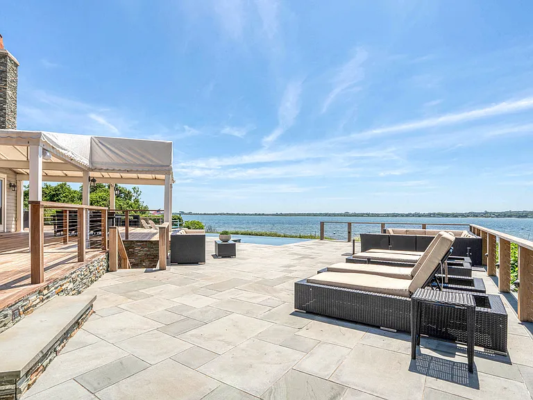 335 E Lake Dr — Photo 3