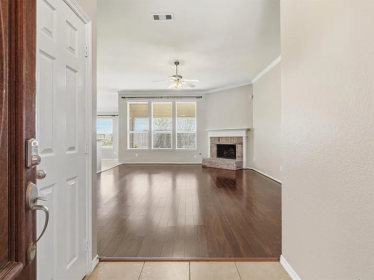 2506 Barton Springs St — Photo 3
