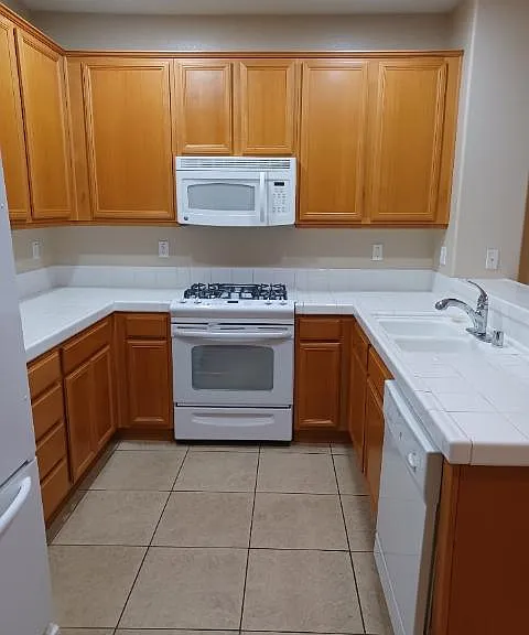 1497 Amsterdam Ct — Photo 2