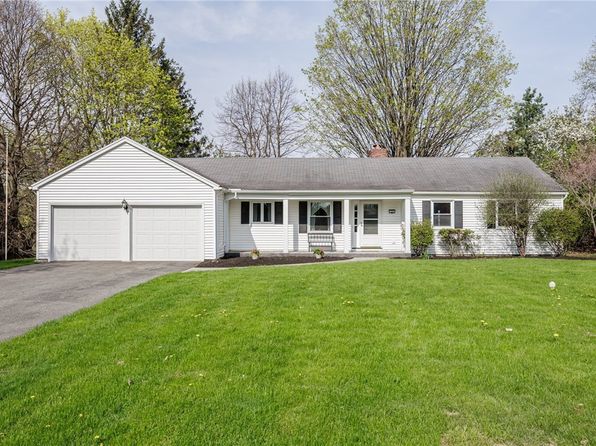 32 Cricket Hill Dr, Pittsford, NY 14534