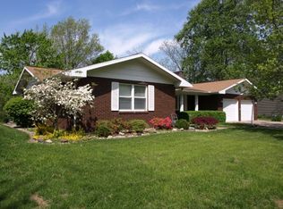 2230 Seneca Dr, Charleston, IL