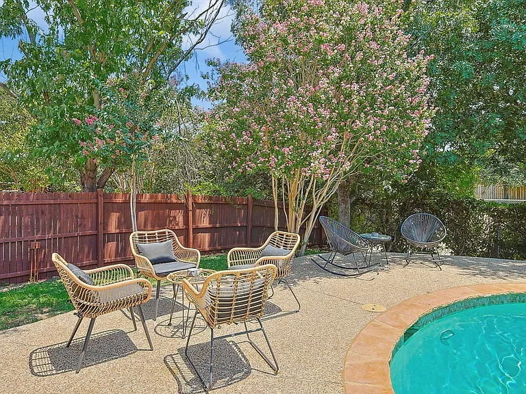 1049 Pullman Dr — Photo 47
