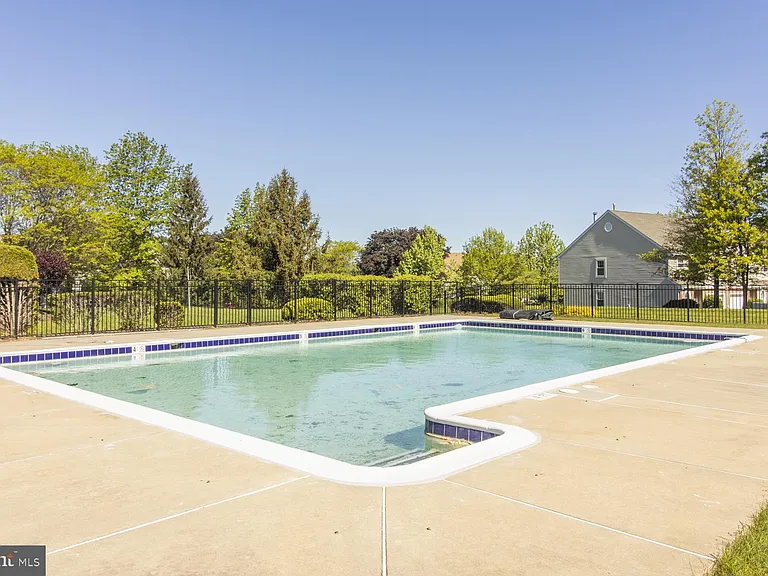 1004 Barbaras Ct — Photo 35