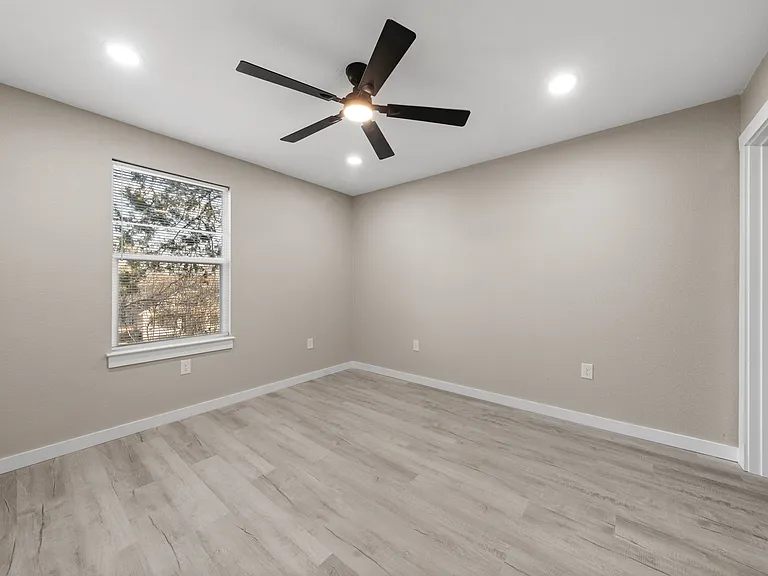 1909 Sanger Ave — Photo 18