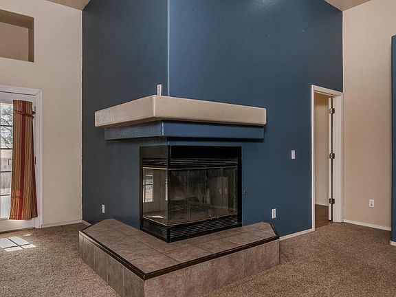 4th image of 404 Mesquite Ave