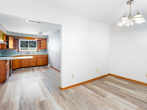 3rd image of 3200 River Rd