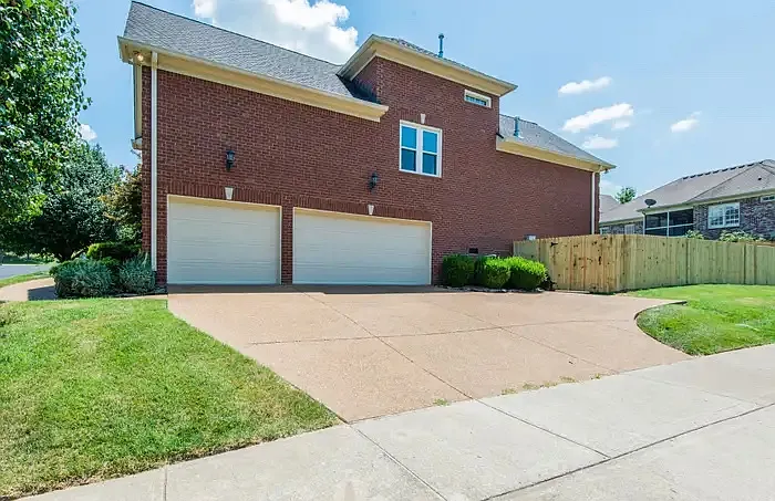 101 Tiffany Ct — Photo 3