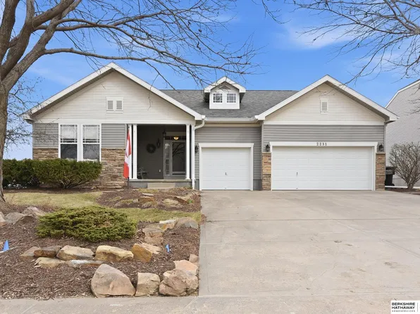 2231 Glacier Dr, Papillion, NE 68046