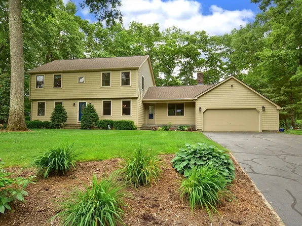 140 Pineridge Dr, Westfield, MA 01085