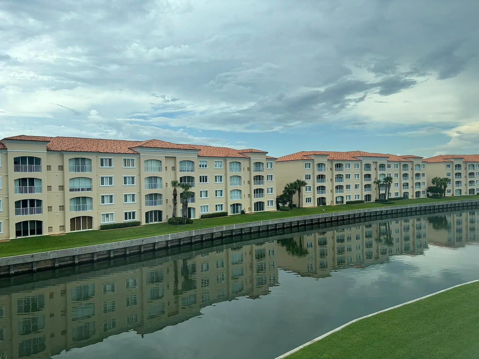 2 bed, 2.0 bath, 1989 sqft, $2,800 — Photo 1