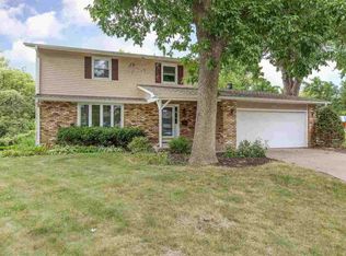 2303 Kingsway Dr, Bettendorf, IA