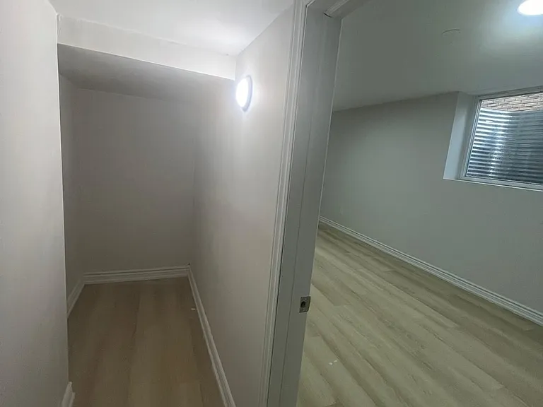 1398 Tampa Cres #LOWER — Photo 13