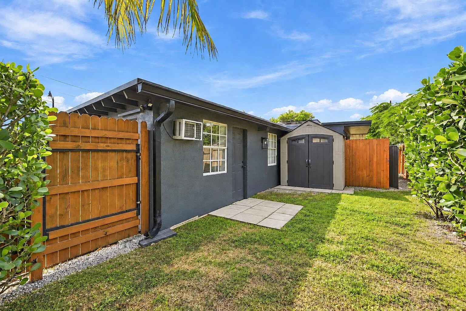 1 bed, 1.0 bath, 324 sqft, $1,400 — Photo 2