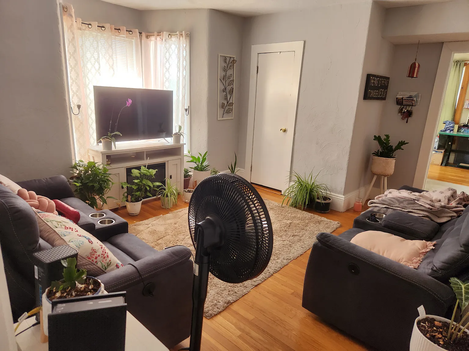 4 bed, 1250 sqft, $2,300 — Photo 1