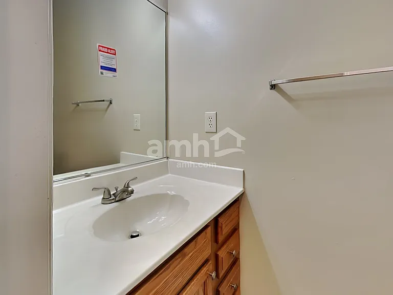 7011 Medford Ct — Photo 10