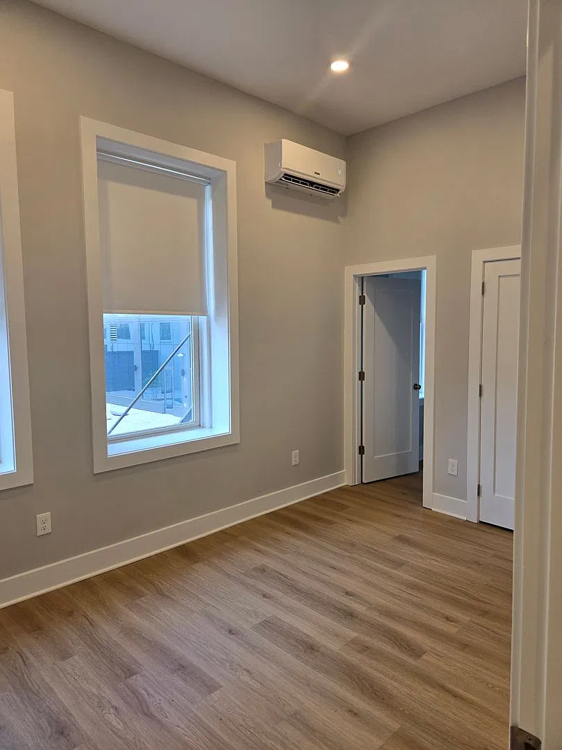 Completely Remodeled Luxury Apartment in the Heart of the City — Photo 2