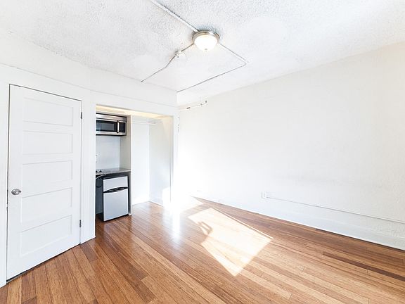 5th image of 916 Georgia St APT 303