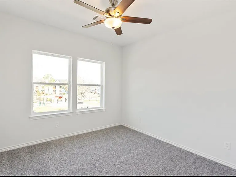 11623 Waldemar Dr — Photo 13