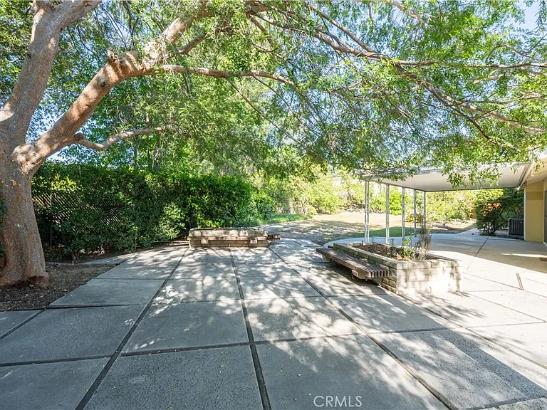 11761 Encino Ave — Photo 36