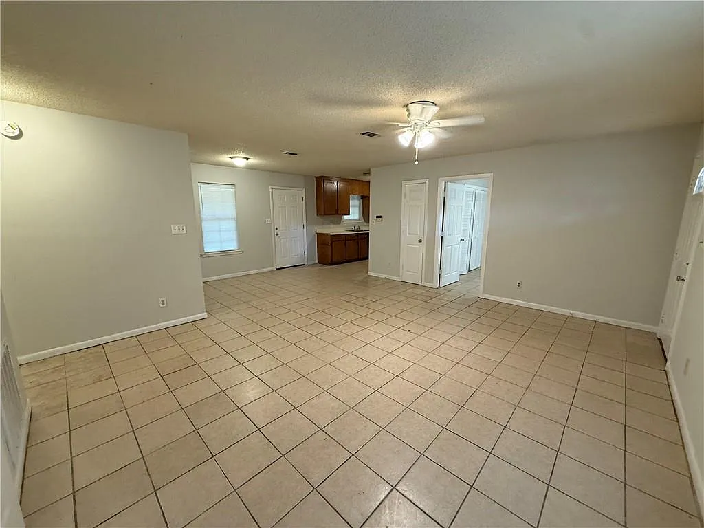 3 bed, 1.0 bath, 1035 sqft, $950 — Photo 3