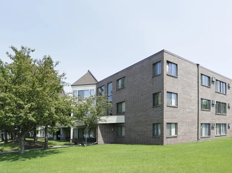 Cloverleaf Park Apartments — Photo 7