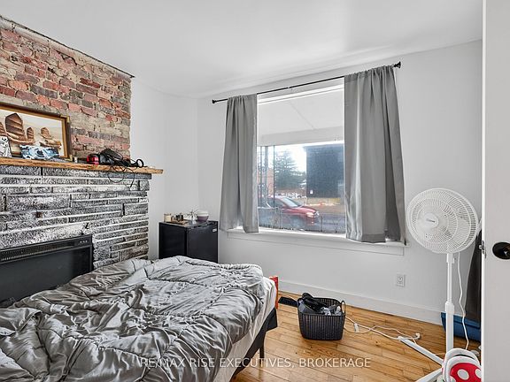 4th image of 203 Concession St