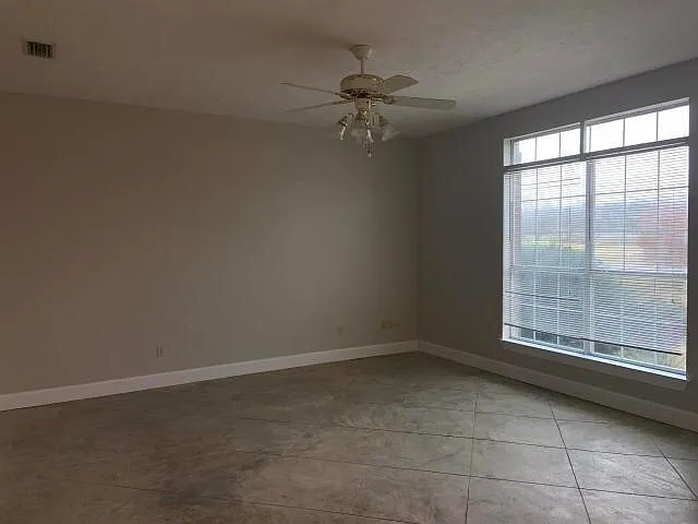 4 bed, 1958 sqft, $2,000 — Photo 2