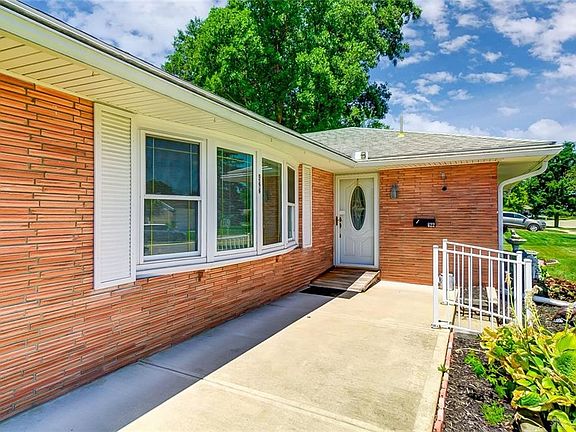 4th image of 422 Robin Hood Ln