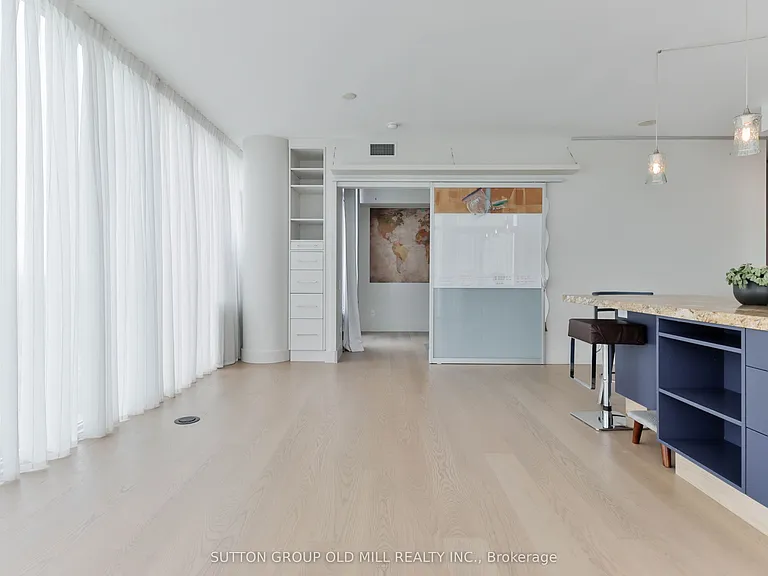 105 The Queensway #2110 — Photo 15