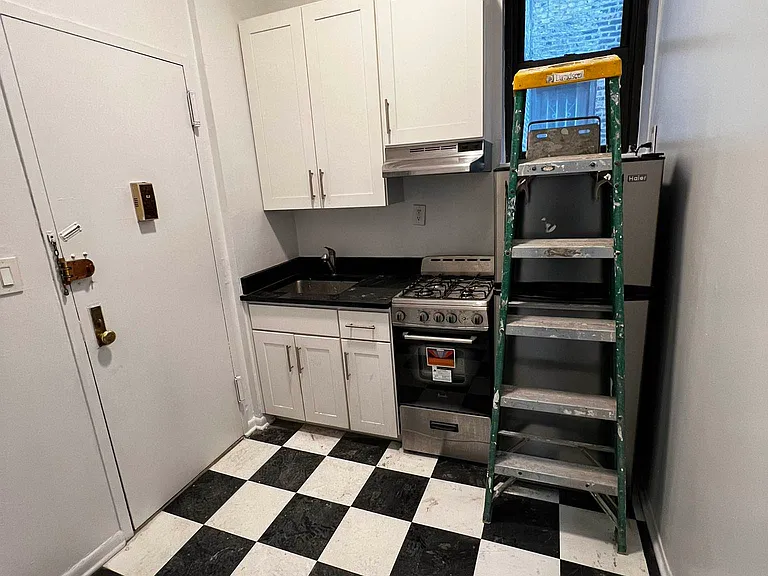 224 W 16th St #3 — Photo 4