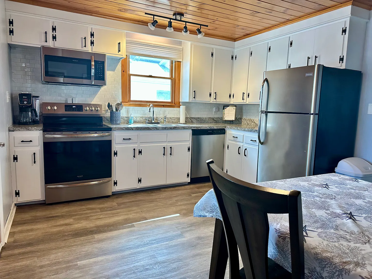 2 bed, 800 sqft, $2,000 — Photo 2
