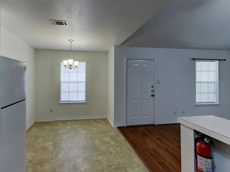 914 Sun Meadow St — Photo 8