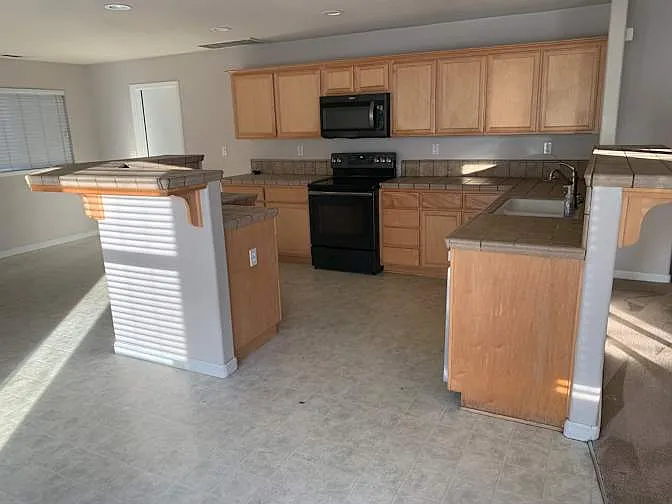 1155 Crescent Dr — Photo 3