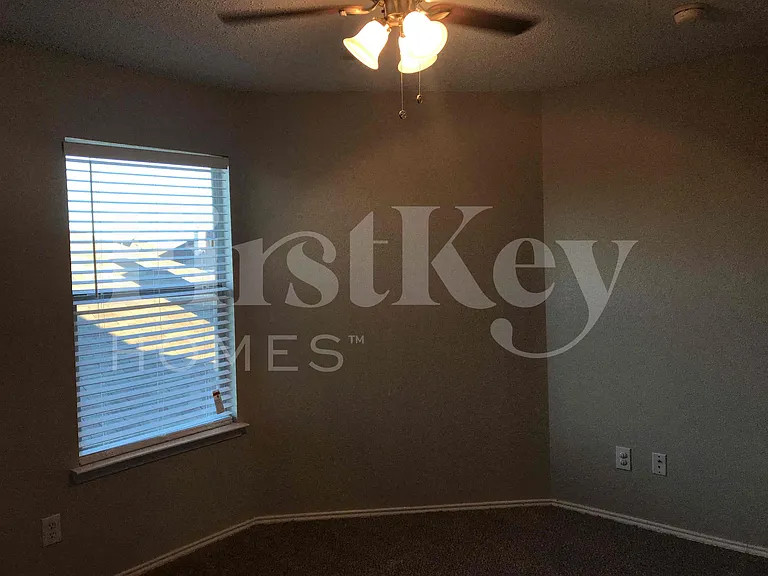 429 W Clover Park Dr — Photo 32