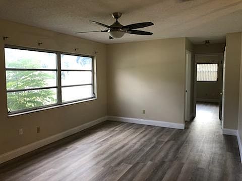 Living Room pic 1