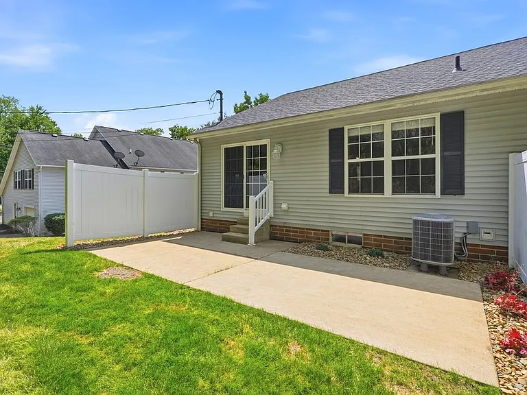547 Moore Rd #5 — Photo 6